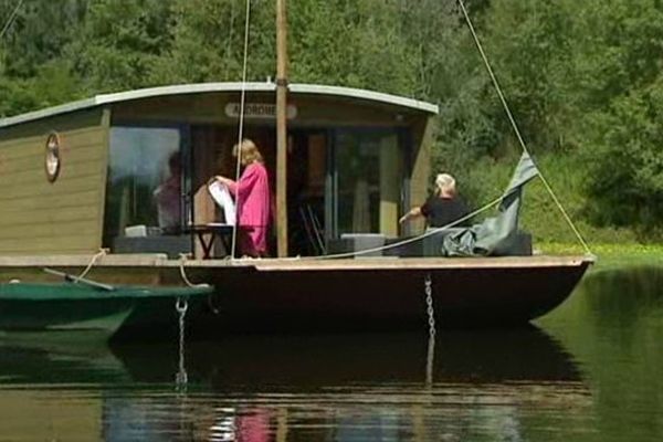 La toue : un nouvel hébergement insolite...les pieds dans l'eau