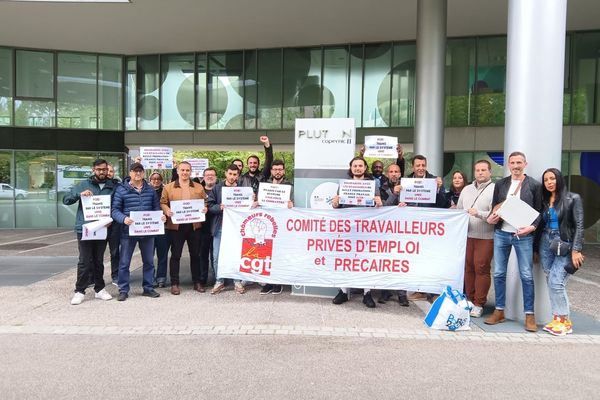 Une vingtaine de personnes se sont rendus ce vendredi à 10h30 à la Direction régional de France Travail, pour dénoncer une possible "escroquerie".