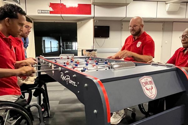 Le baby-foot adapté, ici avec les joueurs de l'Elan Chalon basket fauteuil, qui ont adopté ce nouvel équipement