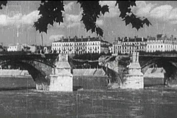 Lyon, libérée le 3 septembre, aura perdu des ponts au cours des bombardements.