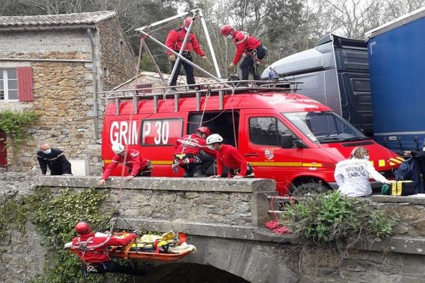 Meyrannes (Gard) - un chauffeur chute depuis un pont en sortant de son camion. Le Grimp 30 doit intervenir pour le sauver - 26 avril 2021.