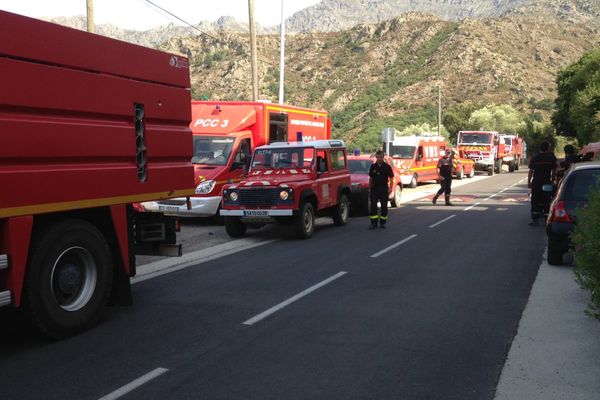 Un cinquantaine de pompiers lutte contre le feu en Balagne, le 30 juillet 2015