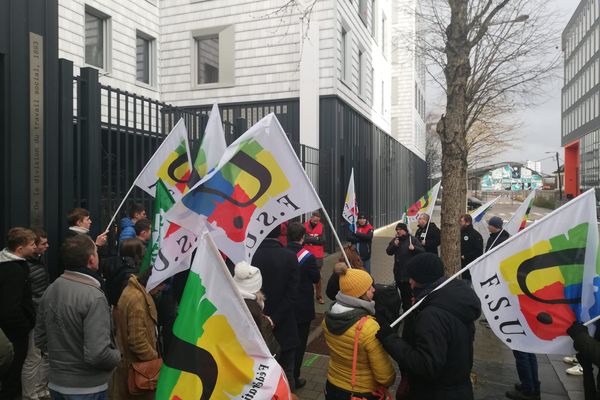 Une centaine de manifestants se sont réunis devant la DRAAF à Amiens en début d'après-midi, ce 9 janvier 2025.