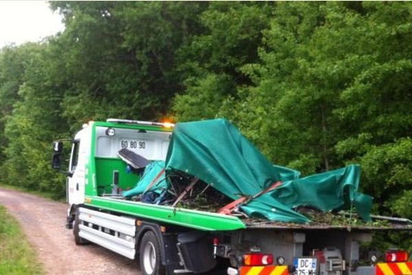 L'ULM s'est abîmé dans un champ en bordure d'un bois sur la commune de Ons-en-Bray dans l'Oise.