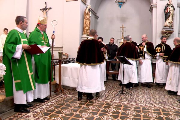 Le cardinal Bustillo a béni la confrérie, ce dimanche.