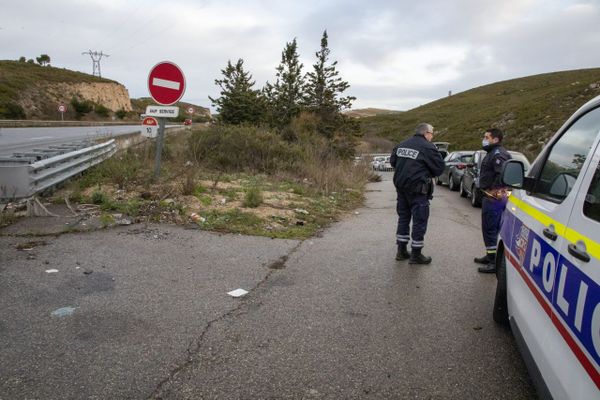 Les corps carbonisés de deux hommes avaient été retrouvés dans une voiture incendiée dans un tunnel d'un chemin de service de l'autoroute A55 au nord de Marseille.