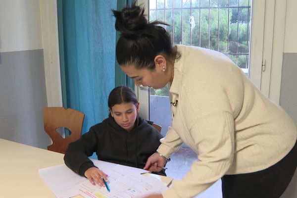 Depuis plus de 30 ans, la Maison de l'Accompagnement scolaire offre un lieu dédié aux collégiens et aux lycéens de Valdegour, l'un des quartiers prioritaires de Nîmes, dans le Gard. Mais en décembre 2023, la subvention de l'Etat a été supprimée, un coup dur dont l'association ne se relèvera pas.