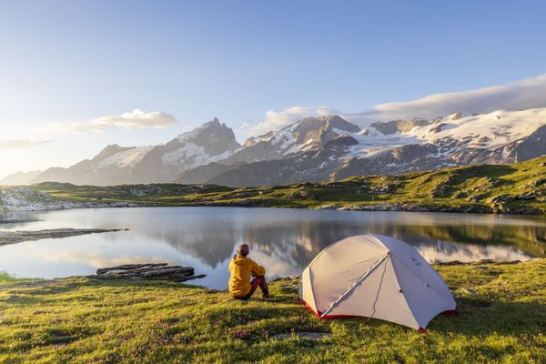 Bivouac au bord du Lac Noir (2 435 m), en arrière-plan les crêtes de la face nord de la Meije (3 983 m) du Rateau (3 809 m) et le glacier de la Girose dans le Parc National des Écrins.
Les conditions de la pratique du bivouac diffèrent en fonction du massif où l'on se trouve.