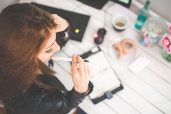 Une jeune femme en train de travailler avec son ordinateur. 