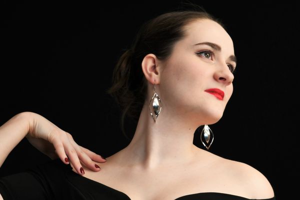 La jeune chanteuse lyrique nordiste, Héloïse Poulet, sera aux Estivales Lyriques de Wissant du 3 au 9 août, puis sur la scène de l'Opéra de Paris pour la saison 2025.