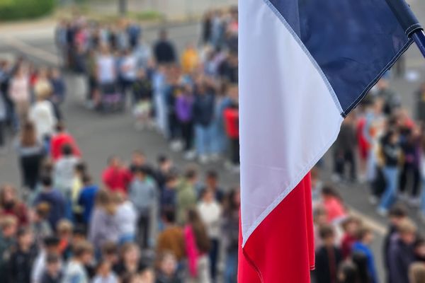 Une minute de silence en hommage au professeur assassiné a été observée au collège Teilhard de Chardin à Chamalières, près de Clermont-Ferrand, ce lundi 16 octobre.