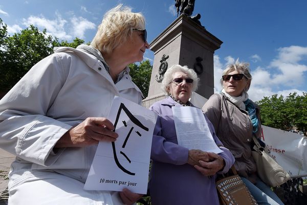 Lors de la manifestation des veuves de l'amiante, début juin à Dunkerque. 