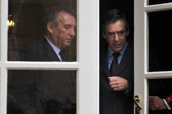 Le président du MoDem, François Bayrou et le Premier ministre, François Fillon, alors qu'il quittent le 30 avril 2010 l'Hôtel Matignon. 