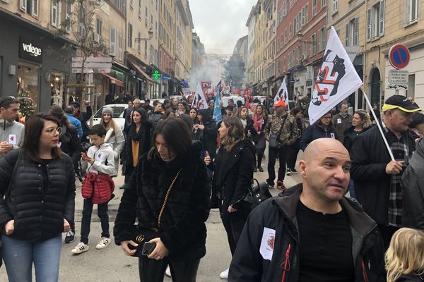 Plus de 1.000 personnes ont défilé dans les rues de Bastia contre la réforme des retraites voulue par le gouvernement. 