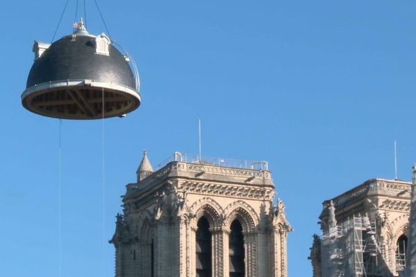 Ce dôme de 6 tonnes a été posé sur un bâtiment utilisé par la Préfecture de police de Paris.