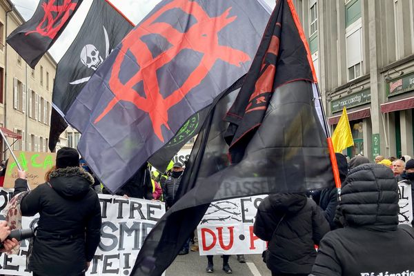 Sud 54 et Solidaires pendant la manifestation du mardi 7 mars à Nancy contre la réforme de retraites.