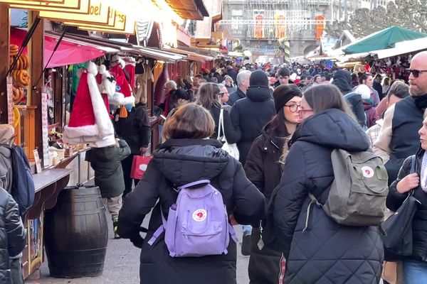 La foule au marché de Noël de Strasbourg.