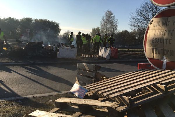 La police a demandé aux gilets jaunes d'évacuer le rond-point de Family-Village, à Limoges, mercredi 21 novembre. Mais dans le Limousin d'autres barrages persistent. 