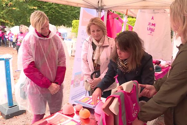 Le cancer du sein touche principalement des femmes dans la force de l'âge, mais il peut