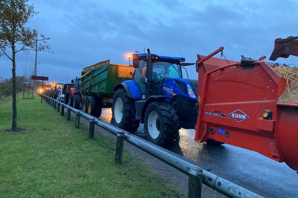 Les agriculteurs ont bloqué l'entrée de Calais avec des tracteurs pour réclamer une meilleure évacuation des eaux de leurs terres inondées