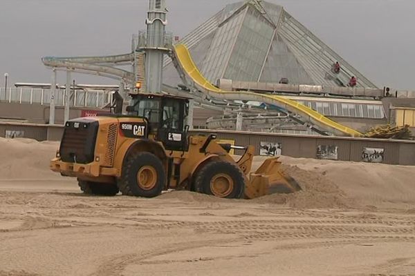 Les tractopelles s'activent sur la plage du Touquet