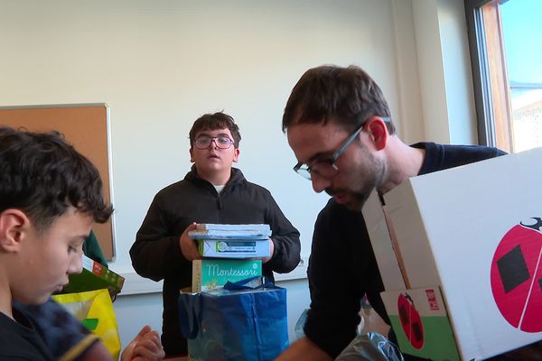 Les élèves de la classe de 6e Espagnol bilangue et leur professeur remplissent les cartons pour Valence.