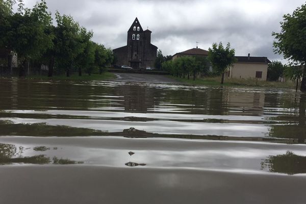 Le village de Bascons s'est réveillé les pieds dans l'eau ce mardi matin 12 juin. Pourtant, il n'y a pas de rivière ou cours d'eau qui traverse la commune. 