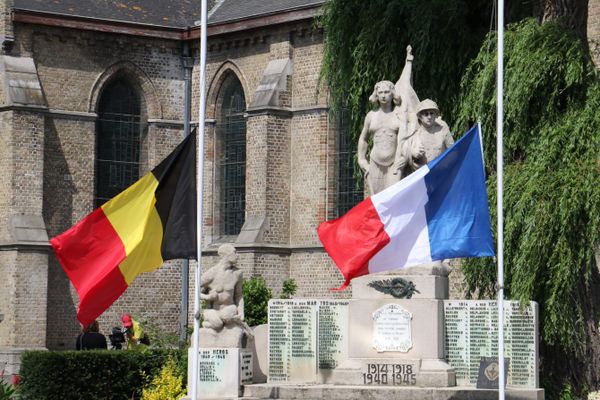 A Comines-Warneton en Belgique, les drapeaux devant le monument aux morts sont en bernes à l'occasion de la journée de deuil national décrétée après les inondations meurtrières.