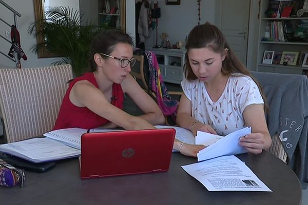 Alice Lecomte révise avec une préceptrice son baccalauréat. 13/06/2019