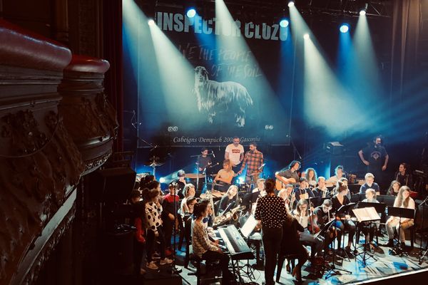 Les 39 collégiens des "classes horaires aménagés musique" sur la scène de la Cigale pour leurs dernières balances avant le concert 