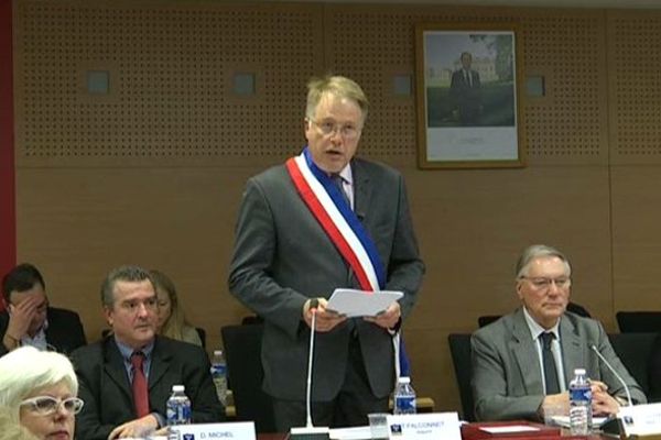 Thierry Falconnet, lors de son élection au fauteuil de maire de Chenôve le 21 septembre 2015.