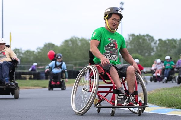 Le Grand Prix Fauteuil, c'est l'occasion pour des personnes en situation de handicap de rouler sur le bitume du circuit Alain Prost, au Mans, que ce soit en fauteuil roulant ou en fauteuil électrique.