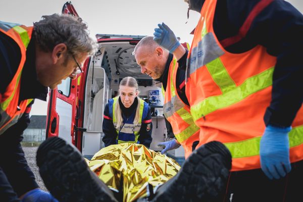 4 personnes ont été blessées dans l'accident et la route départementale a été fermée à la circulation dans les deux sens.