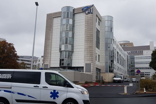 Pour désengorger les hospitalisations en provenance des urgences, le CHU de Clermont-Ferrand a décidé de dédier de nouveaux lits à cet effet dans le service de chirurgie vasculaire. L'initiative répond à une demande des syndicats, mais ceux-ci estiment que les effectifs ne sont pas suffisants pour accompagner ce changement. Lundi 6 novembre, une partie du personnel s'est mise en grève pour réclamer des postes supplémentaires.