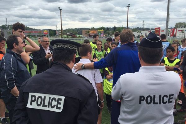 Plaquer les idées reçues respectives entre jeunes de quartier et police, grâce au rugby !