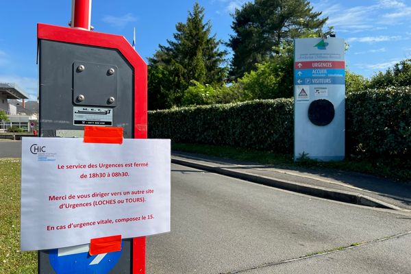 L'entrée des urgences d'Amboise, où un écriteau indique la fermeture du service de 18h30 à 8h30.