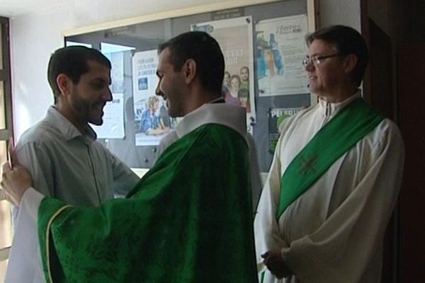 Fidèles catholiques et musulmans ont été accueillis par le prêtre Louis El Rahi à l'entrée de l'église Saint-Pierre-Saint-Paul d'Ajaccio pour célébrer une messe commune, dimanche 31 juillet.