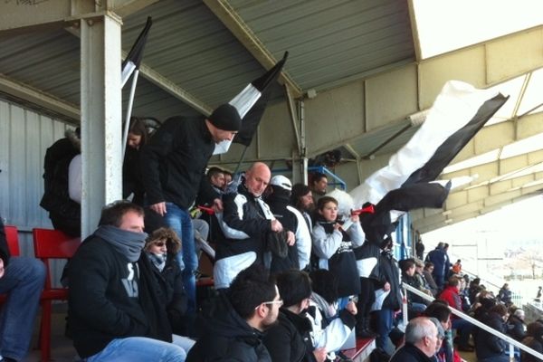 Les supporters d'Ytrac Foot congelés mais présents pour soutenir leur équipe dimanche 9 décembre face au Poiré-sur-Vie pour le huitième tour de la Coupe de France