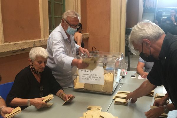 À la mairie d'Ajaccio, le dépouillement s'est déroulé dans le calme et devant moins de monde qu'à l'accoutumée.