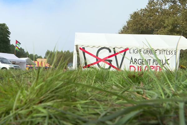 Un grand rassemblement anti LGV se tient à  Lerm-et-Musset dans le sud Gironde du 11 au 13 octobre.