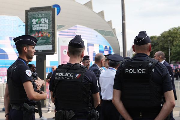 Des policiers devant le Parc des Princes en juillet 2024.