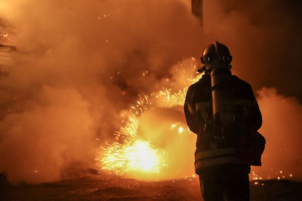 Une maison ravagée par les flammes, ce 2 mai 2024 dans la Manche, cinq personnes hospitalisées. (Photo d'illustration)