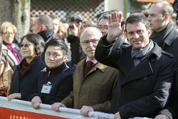 Manuel Valls et Bernard Cazeneuve ont participé au grand défilé du Nouvel An Chinois, dans le 13e arrondissement de la capitale, dimanche 22 février 2015.