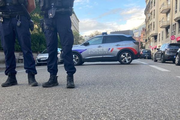 Un périmètre de sécurité a été mis en place près du collège La Salle de Grenoble, concerné par une alerte à la bombe ce mercredi 4 octobre.