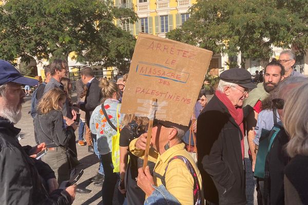 Une centaine de personnes est présente sur la place Garibaldi de Nice le 28 octobre pour soutenir le peuple palestinien.