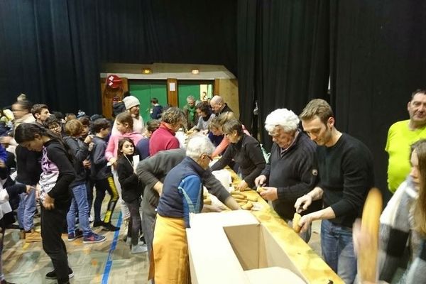 Hautes-Alpes : distributions de sandwichs pour 150 enfants bloqués dans la salle polyvalente de Guillestre à cause de la neige (01/02/2019).