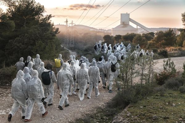 Le 10 décembre 2022, près de 200 de militants écologistes vêtus de combinaisons blanches et le visage masqué mènent une action dite de "désarmement" contre la cimenterie Lafarge de Bouc-Bel-Air (Bouches-du-Rhône).