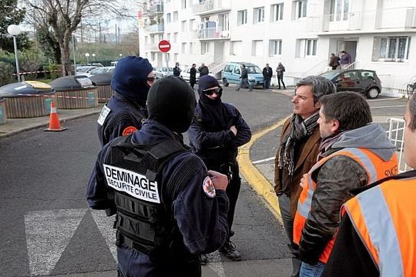 Béziers (Hérault) - les hommes du service de déminage devant l'immeuble d'un jeune Tchéchène - janvier 2015.