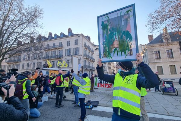 Un millier de personnes a manifesté à Grenoble le 15 janvier, jour où la ville a reçu son titre de capitale verte européenne 2022.