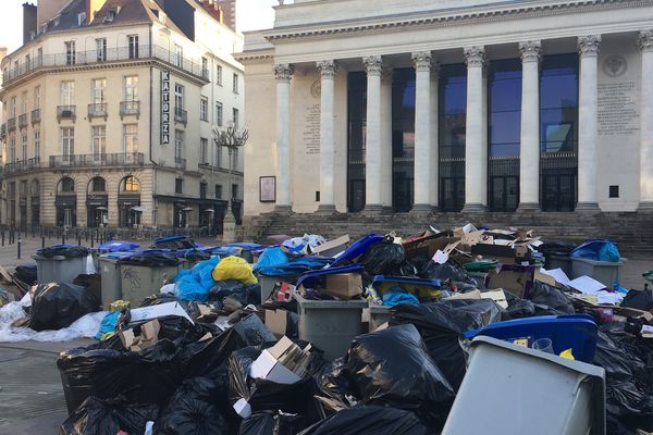 Place Graslin à Nantes, samedi 22 avril au matin 